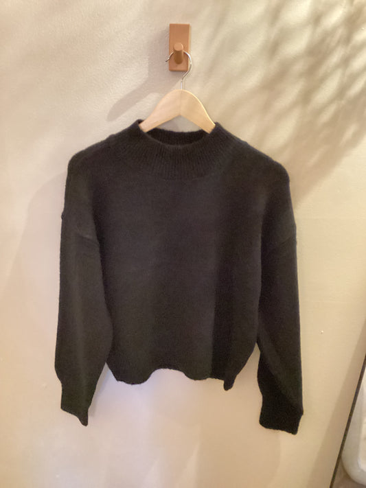 Cozy black cropped sweater